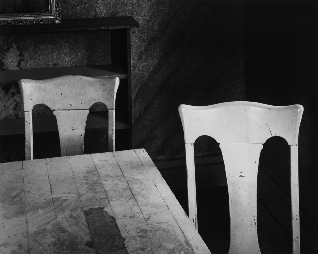 Джон Секстон. Два стула, 1977 г. Работа участвует в выставке «Новые поступления».